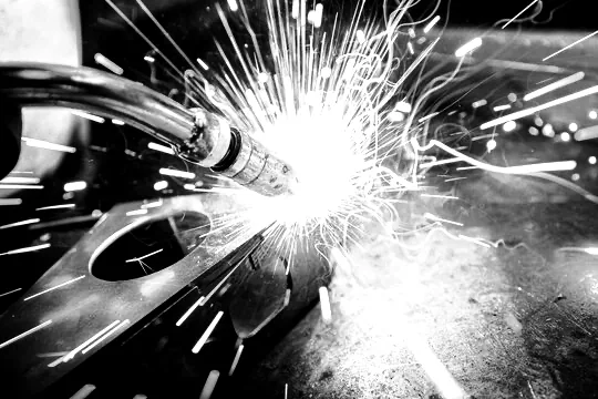 TIG-laswerk met vonken in de werkplaats