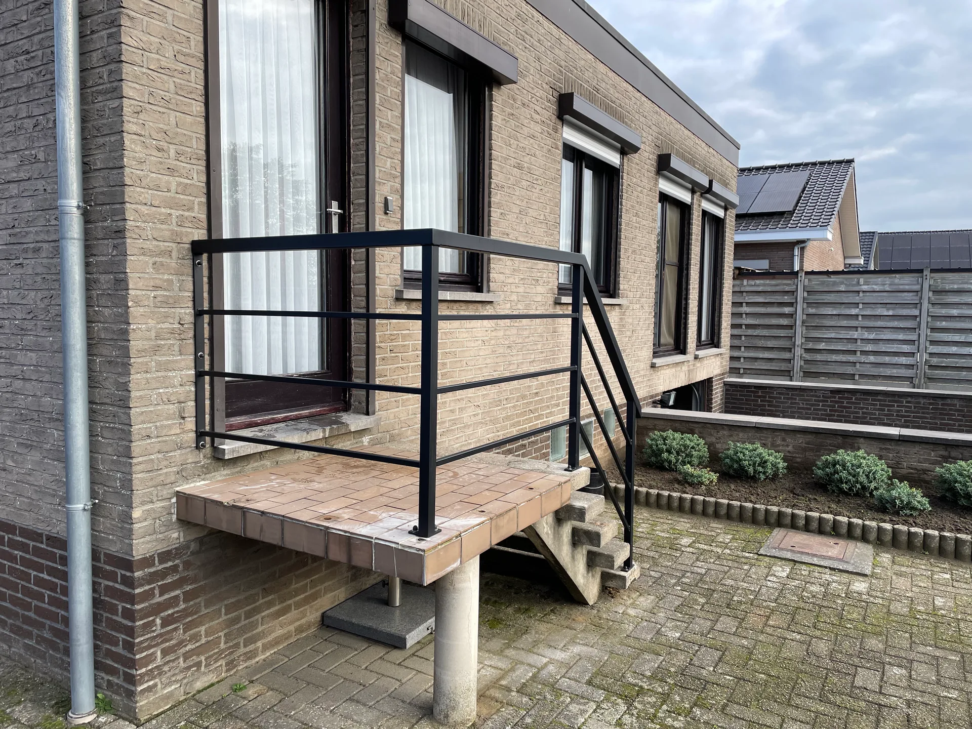 Dubbele poort met verticale stalen spijlen in de werkplaats