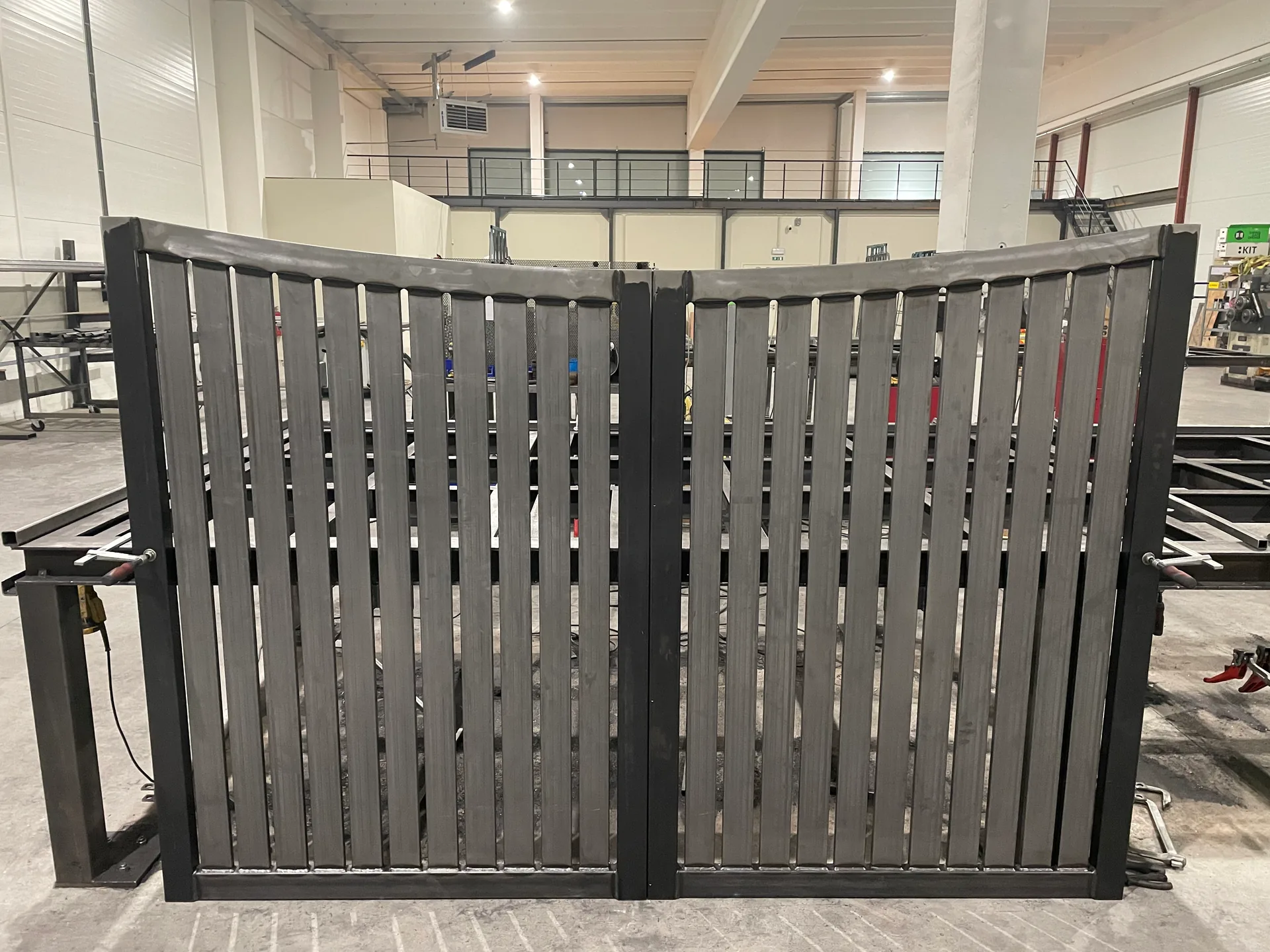 Drie poortpanelen in productie op de werkbank