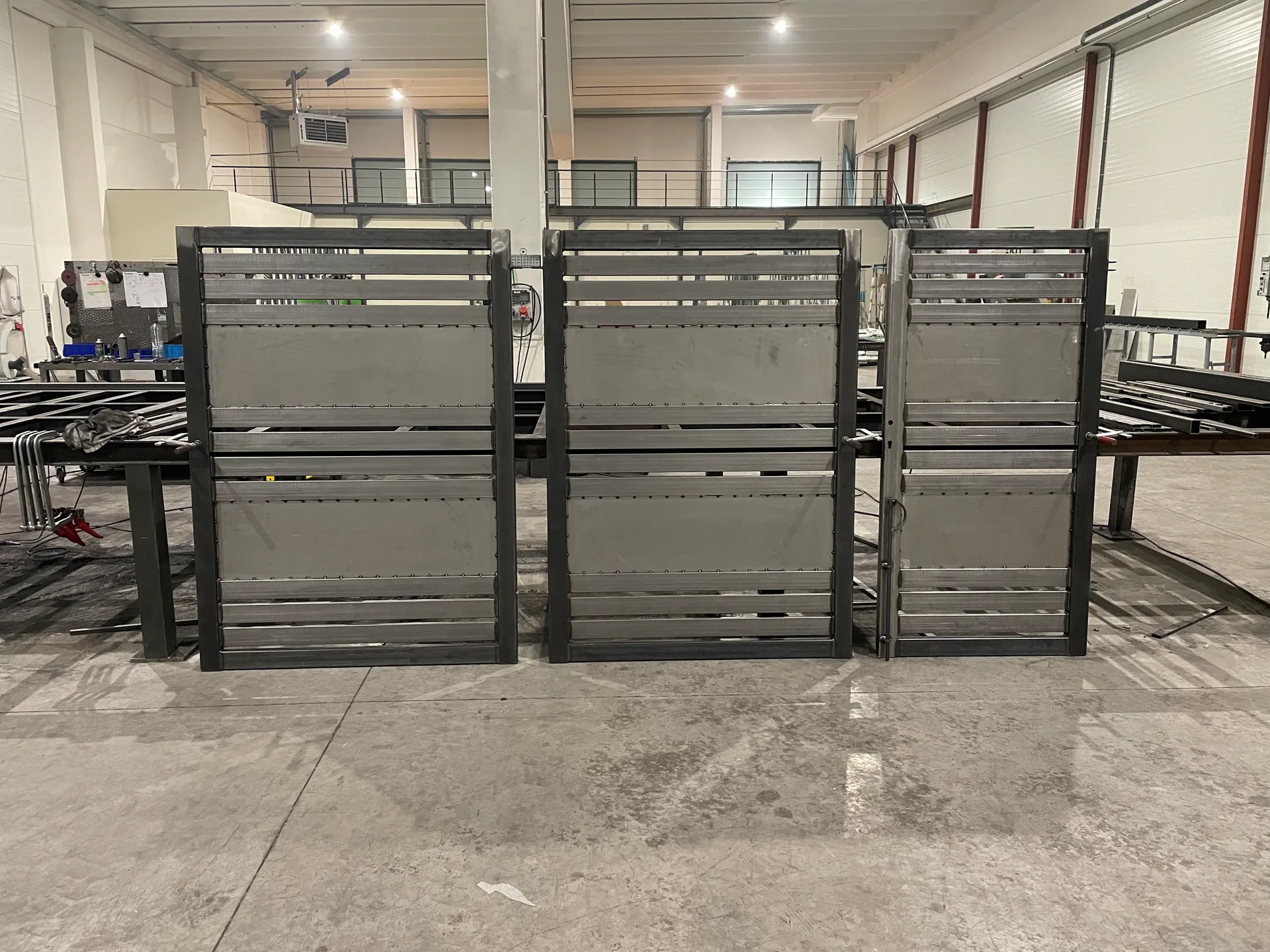Stalen plateau met geperforeerde panelen in opbouw