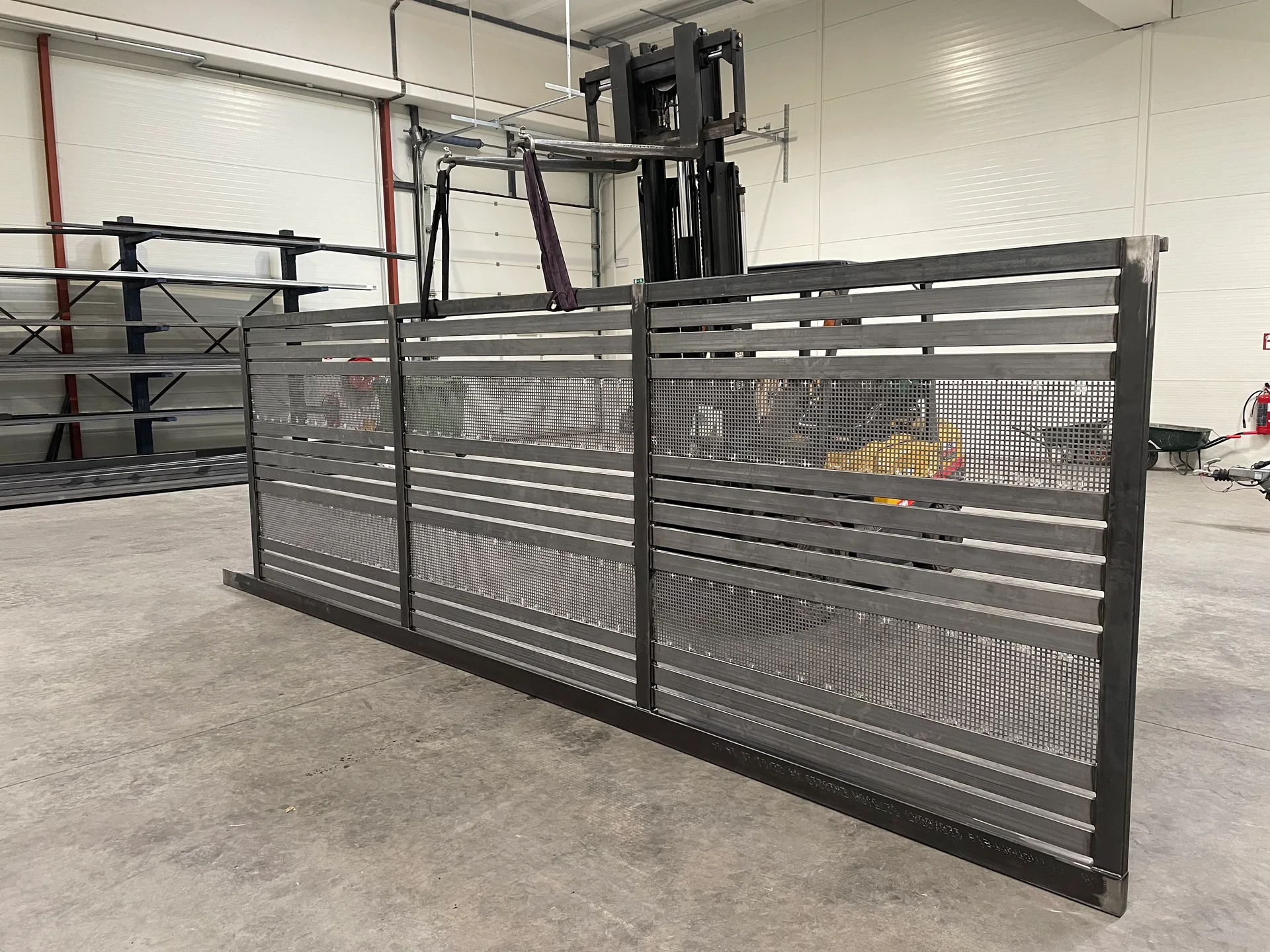Afgewerkte grijze oprijpoort met gebogen bovenrand