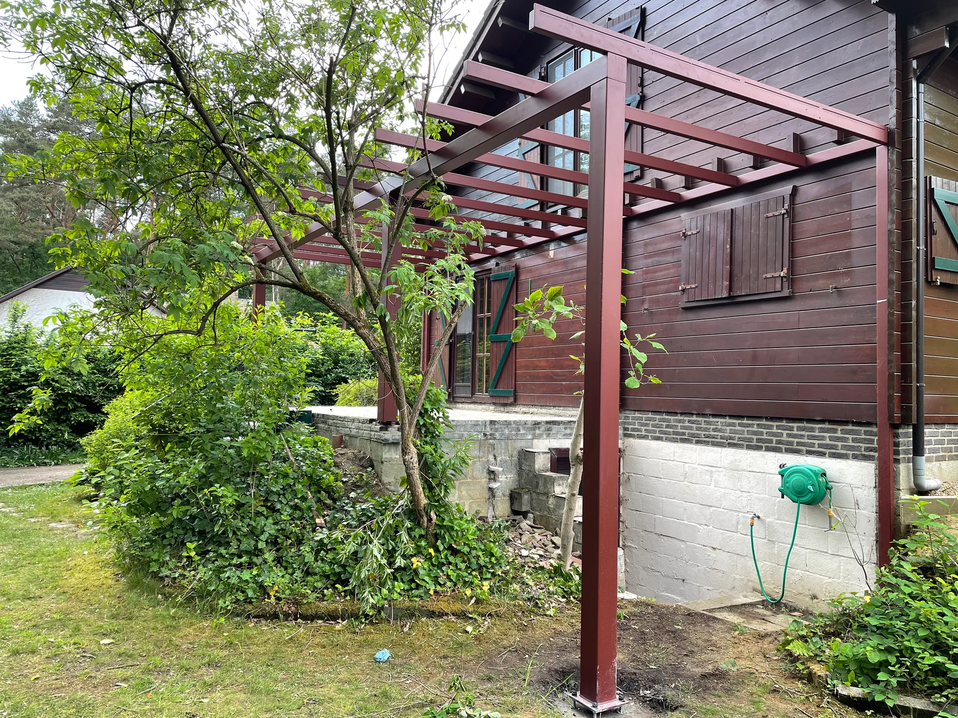 Pergola op maat in de tuin, vrijstaande staalconstructie