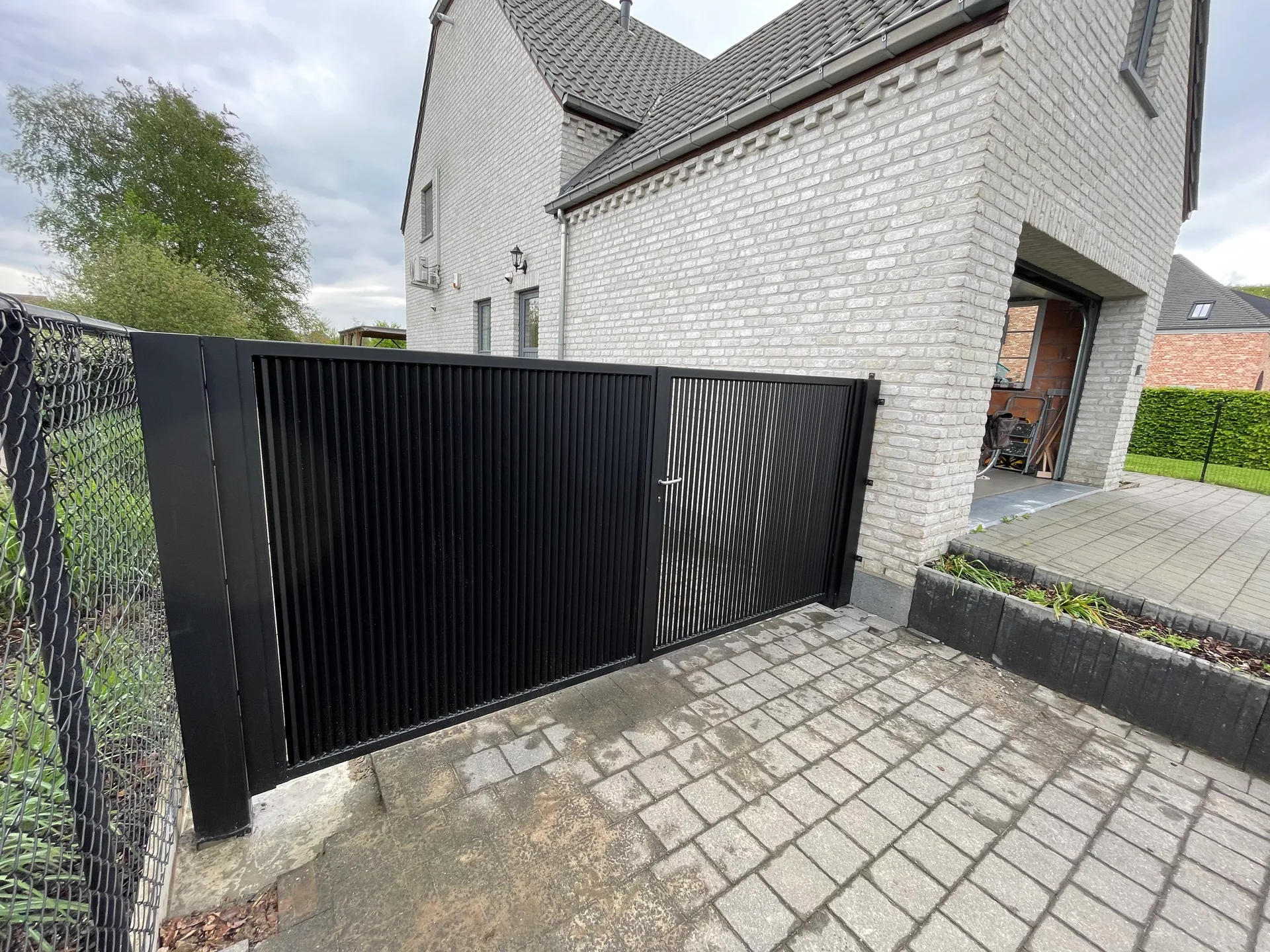 Moderne mat zwarte poort bij een woning